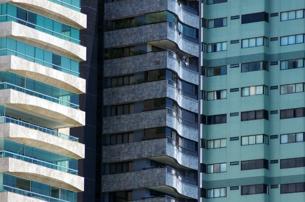 Mehrere Gebäude in verschiedenen Höhen und Designs.