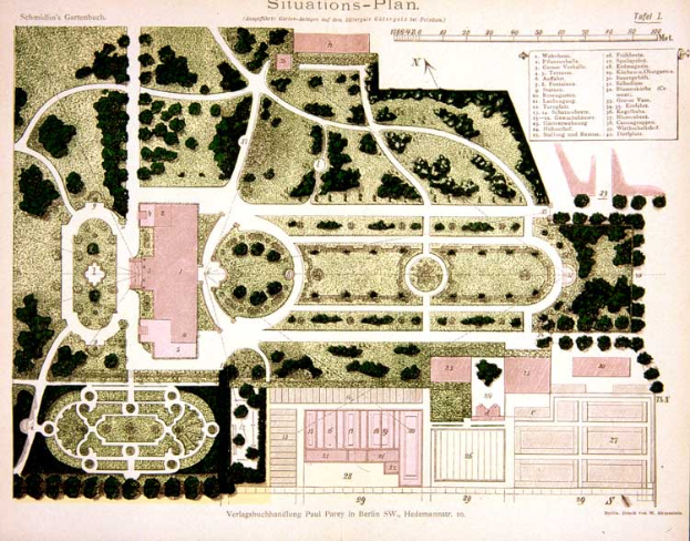 Ein Gartenplan auf Papier mit Bäumen, Sträuchern, Text und Zahlen, gelegen in Berlin, Deutschland.