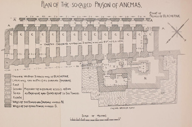 Ausführlicher architektonischer Plan des Anemas-Gefängnisses, der Räume, Korridore, Fenster und Türen auf Papier zeigt, mit begleitendem Text.