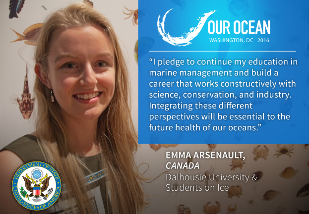 Emma Arsenault, eine Studentin an der Dalhousie University und Students on Ice, lächelt vor einem Plakat mit einem Logo und Text, mit Bildern von Fischen und anderer Meeresfauna im Hintergrund.