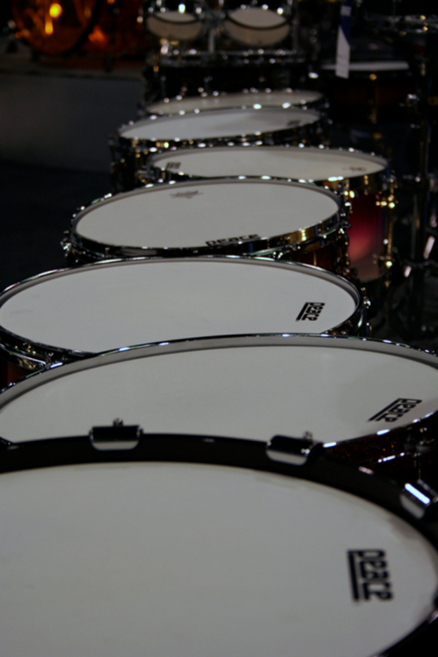 Verschiedene Drogen auf einem Boden verstreut.