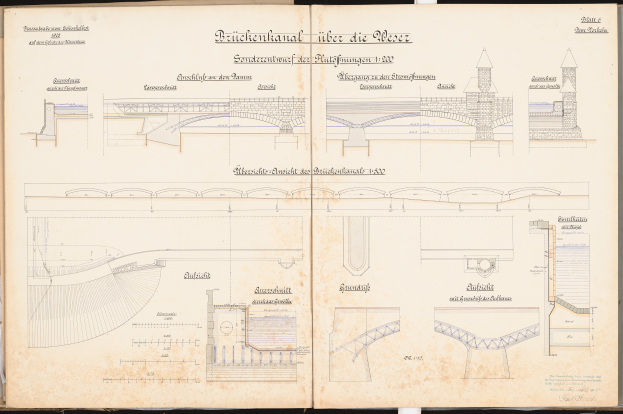 Ein aufgeschlagenes Buch mit einer Brücke-Zeichnung auf schwarzem Hintergrund, das detaillierte Pläne und Text enthält.