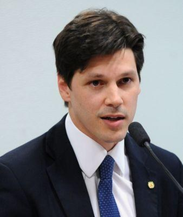 Ein Mann im Anzug und Krawatte spricht vor einer Wand in ein Mikrofon, wahrscheinlich in Reaktion auf Nachrichten über einen Gesetzentwurf zur Abschaffung des Internets.