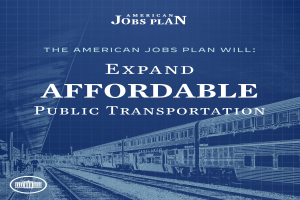 Plakat mit einem Zug auf Schienen mit Menschen in der Nähe, das 'The American Jobs Plan Will Expand Affordable Public Transportation' bewirbt