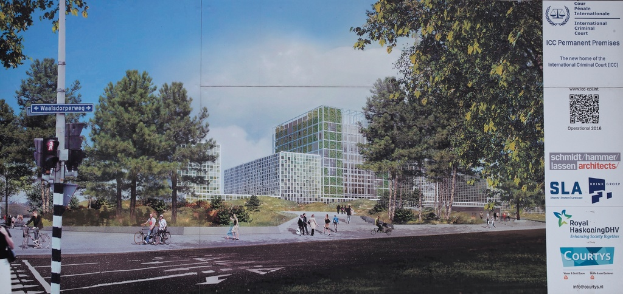 Eine Stadtansicht mit Fußgängern und Radfahrern, Gebäuden, Bäumen und einer Straße, mit Text und einem QR-Code auf der rechten Seite.