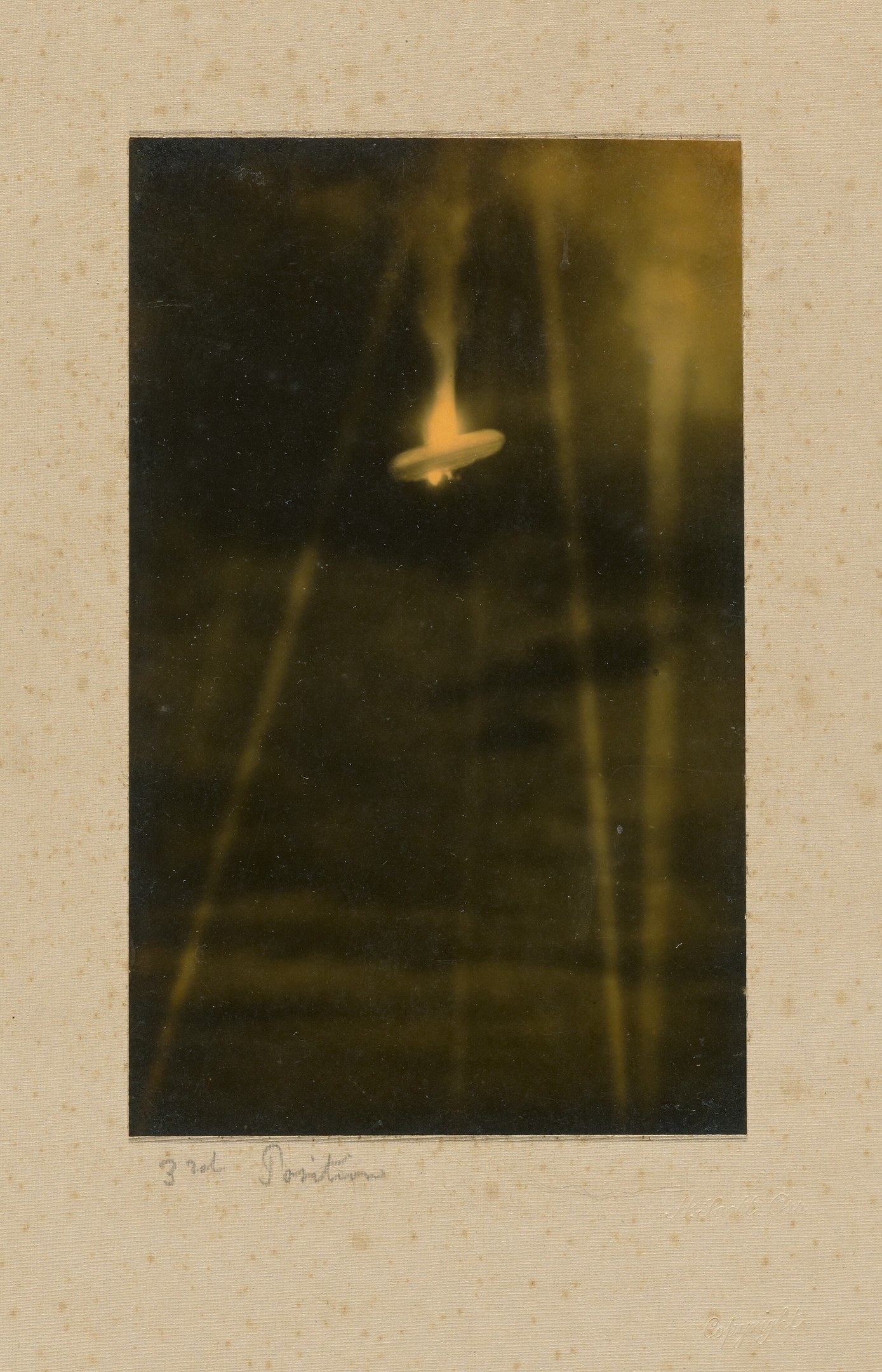 Schwarzes und weißes Foto eines UFO über einem Gewässer mit Text unten.
