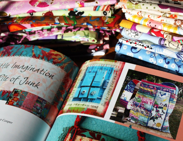 Ein einzelnes Buch mit einem sichtbaren Rücken und Cover.