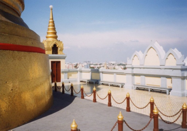 Eine Architekturreihe mit vielen Gebäuden im Hintergrund.