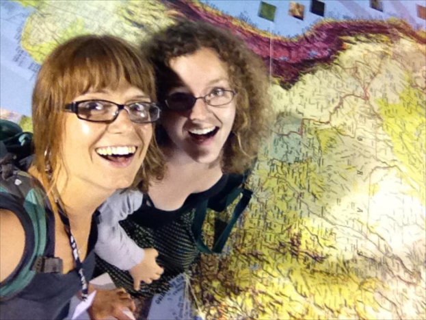 Zwei Personen vor einer Karte.