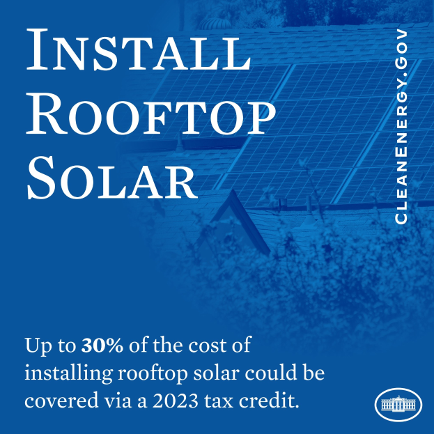 Plakat, das eine 2023er Steuergutschrift von bis zu 30% der Kosten für die Installation von Dachsolaranlagen bewirbt, mit Bäumen und einem Gebäude mit Solarmodulen im Hintergrund.