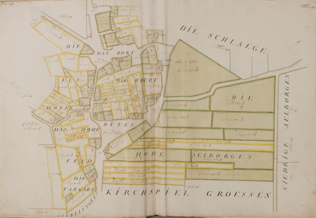 Ein altes Buch mit einer detaillierten Karte von Hamburg, Deutschland, mit sichtbaren Straßen, Gebäuden und Sehenswürdigkeiten sowie Texten, die Informationen über die Stadt bereitstellen.
