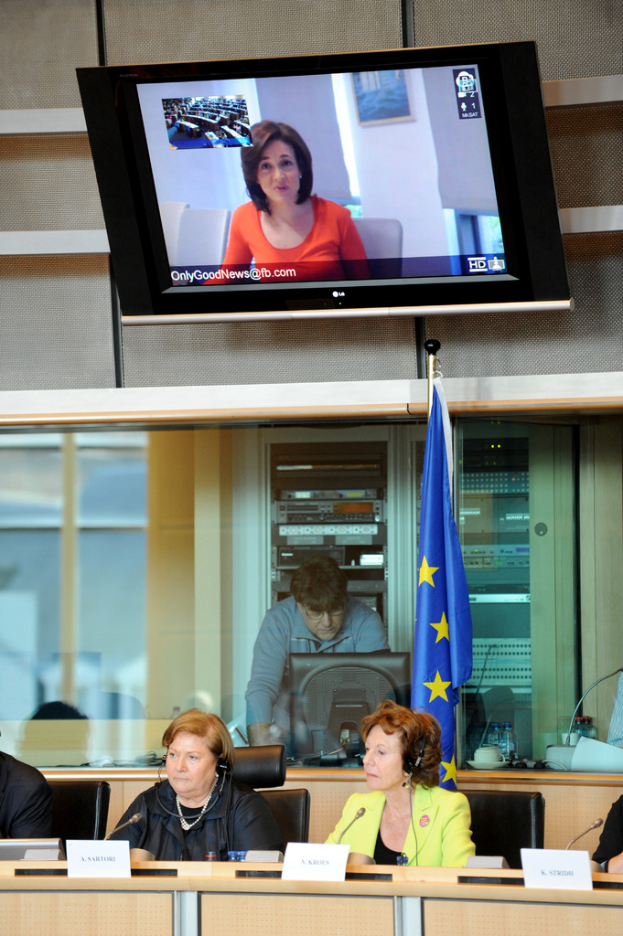 Oberbild: Eine Nachrichtensendung mit einem Nachrichtensprecher und einem News-Ticker. Unterbild: Eine Gruppe von Menschen, die auf Stühlen sitzen, wobei eine Person im Hintergrund steht.