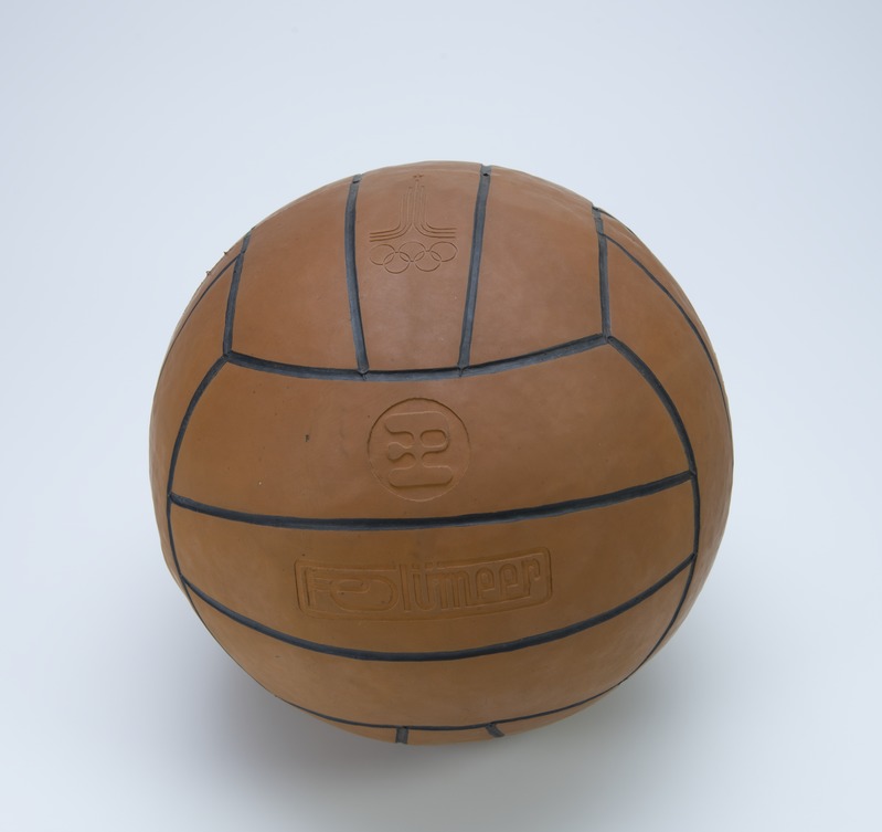 Ein braunes Lederhandball auf einem weißen Hintergrund.