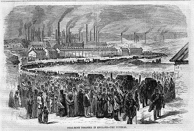 Schwarze und weiße Zeichnung von Menschen vor einem Fabrikgebäude mit Häusern und Rauch aus Schornsteinen, betitelt "coal-mine disaster in England the final" unten.