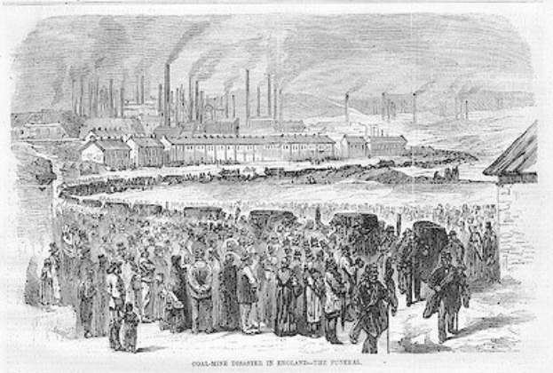 Schwarze und weiße Zeichnung von Menschen vor einem Fabrikgebäude mit Häusern und Rauch aus Schornsteinen, betitelt "coal-mine disaster in England the final" unten.
