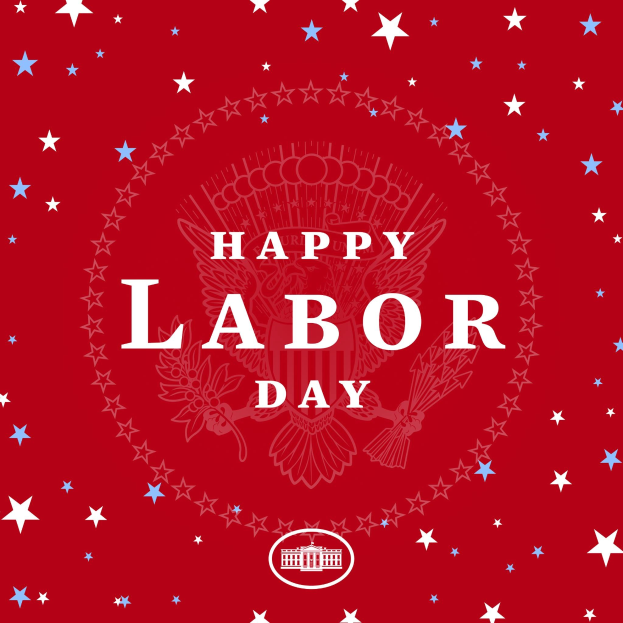 Plakat mit "Happy Labor Day" in fetten weißen Buchstaben auf einem hellroten Hintergrund, umgeben von vielseitigfarbigen Sternen.