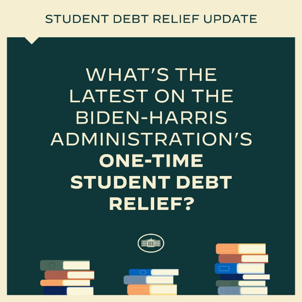 Plakat mit dem Text "Was gibt es Neues zum einmaligen Schuldenverzicht der Biden-Harris-Verwaltung?" über einem Bild von Büchern, das eine Diskussion über Schulden anzeigt.