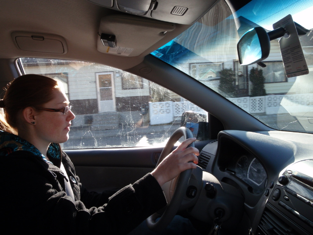 Eine Frau fährt ein Auto.
