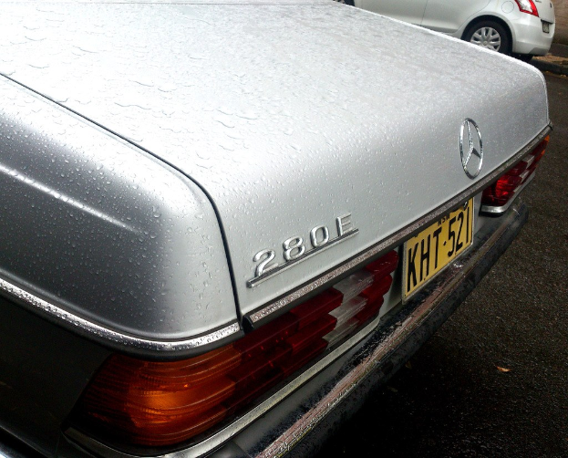 Mercedes-Benz-Fahrzeug auf einer Straße mit einem anderen Fahrzeug daneben.