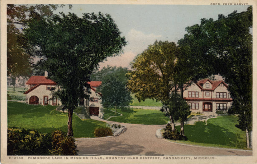 Eine Postkarte, die ein Haus im Mission Hills Country Club District, Kansas City, Missouri, mit umliegenden Bäumen, Pflanzen, Gras, einer Straße, Treppen und einem bewölkten Himmel zeigt, mit Text am unteren Rand.