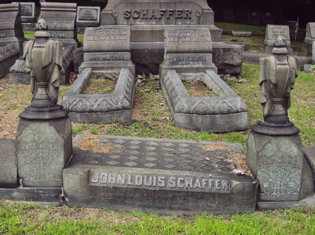 Ein Friedhof mit zahlreichen Grabsteinen, einige mit "John Louis Schaffer" beschriftet, umgeben von Gras und Bäumen.