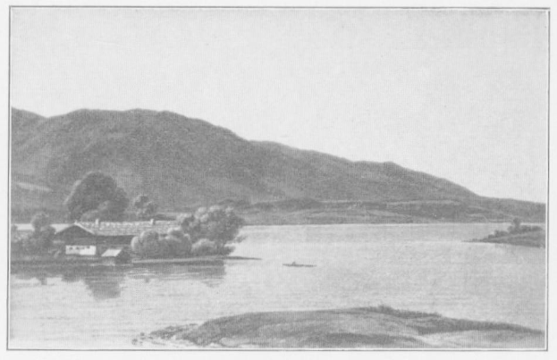 Schwarzes und weißes Foto von Loch Lomond mit einem Haus am Ufer, umgeben von Bäumen und Hügeln, beschriftet mit "Loch Lomond und den Trossachs".