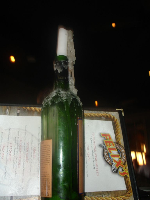 Eine Flasche und eine Speisekarte auf einem Tisch.