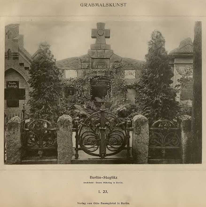Altes Schwarz-Weiß-Foto eines Friedhofs in Berlin, Deutschland, mit einem Tor, einer Wand, Bäumen und einem Gebäude im Hintergrund mit Text unten: "Grammalskunst, Berlin-Steglitz, Architekt, Bruue Morning in Berlin".