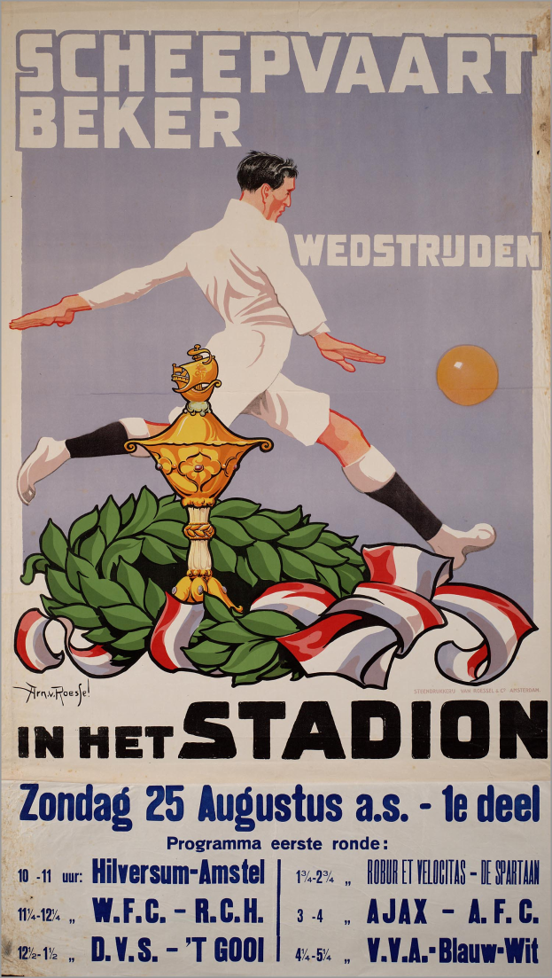 Ein Plakat, das ein Fußballspiel in den Niederlanden ankündigt, zeigt eine Person in einem weißen Trikot und Shorts mit entschlossener Miene, umgeben von grünen und gelben Blättern, mit dem Wort "Fußball" in fetter schwarzer Schrift, vor einem hellblauen Himmel.