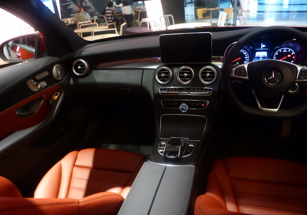 Das Innere eines Mercedes-Benz C-Klasse Limousinen auf der Internationalen Automobil-Ausstellung in Frankfurt, mit Ledersitzen, Lenkrad, Armaturenbrett mit Bedienelementen, Rückspiegel und Türgriff.