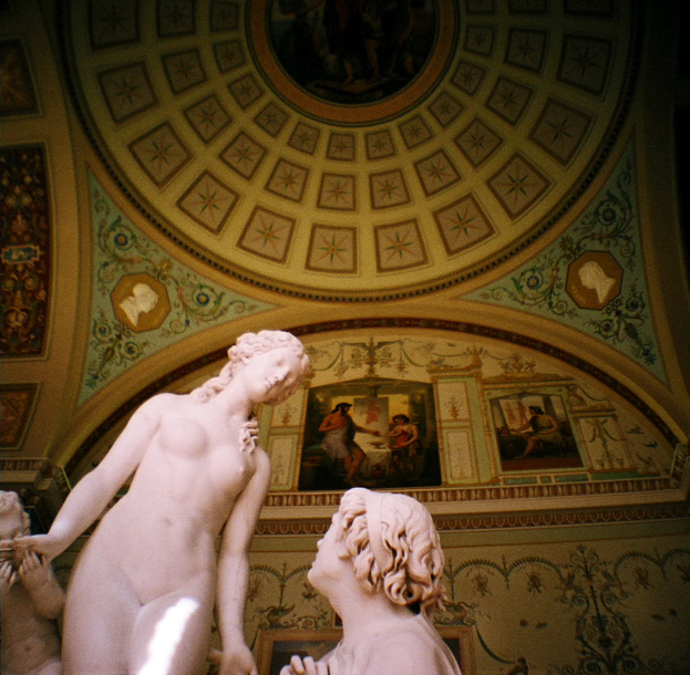 Skulpturen in der Mitte und links von einem Raum mit Wandgem├Ąlden im Hintergrund.