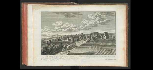 Offenes Buch mit dem Titel "Landschaft des Rhein-Wesfalens" (1805) mit einer Dorfillustration mit Häusern, Bäumen, Hügeln und Wolken.