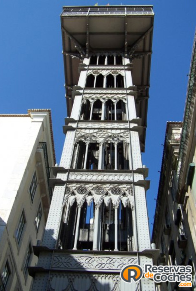 Eine Stadtansicht mit zahlreichen Gebäuden und einem sichtbaren Wassersiegel am unteren Bildrand.