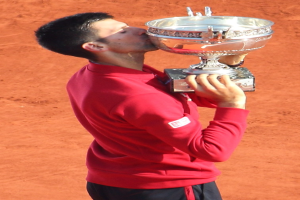Novak Djokovic hält und küsst den French-Open-Pokal nach seinem Sieg gegen Rafael Nadal im Finale der Herren-Einzel.