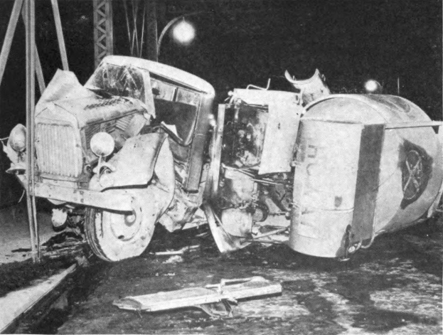 Schwarzes und weißes Foto eines umgestürzten Autos am Straßenrand mit Metallstangen und einem Laternenpfahl im Hintergrund, beschriftet mit "1930er Jahre Autounfall" unten.