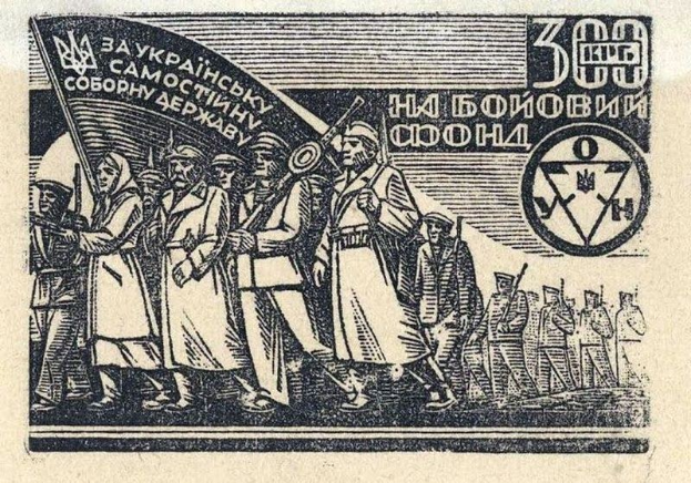 Gruppe von Menschen in traditioneller russischer Kleidung, die eine Straße entlanggehen, jeder hält eine Flagge der Sowjetunion in der Hand, mit einer Gedenk-UdSSR-Marke auf dem Boden.