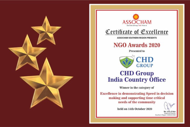 Auszeichnung für die Ngo Awards 2020 mit drei Sternen links und rechts der Text "Chd Group India Country Office" und einem Schild-Logo mit einem zentralen Stern und einem Lorbeerkranz.