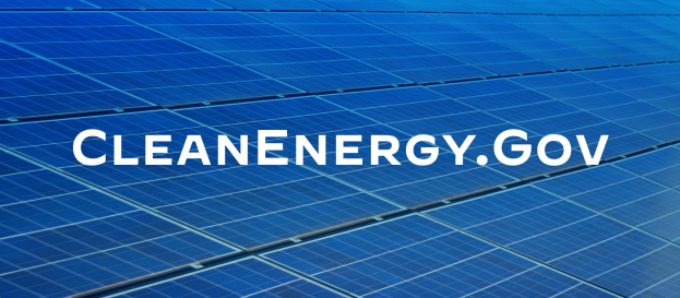 Blaues Solarpaneel-Raster mit weißer "Saubere Energie Gov"-Textmitte.