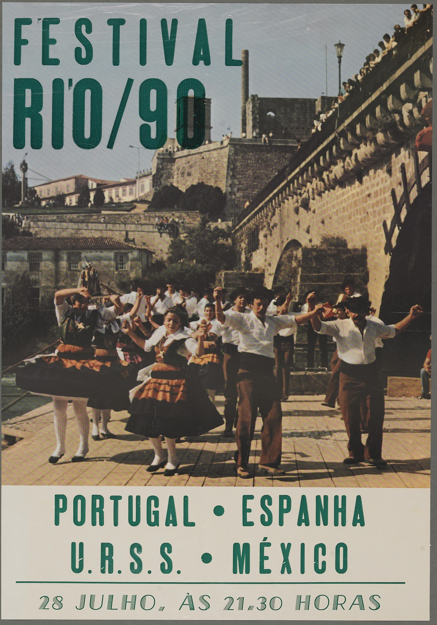 Festival Rio/90-Plakat mit tanzenden Menschen im Vordergrund und Geb├Ąuden, B├Ąumen und einem klaren blauen Himmel im Hintergrund sowie Text unten.