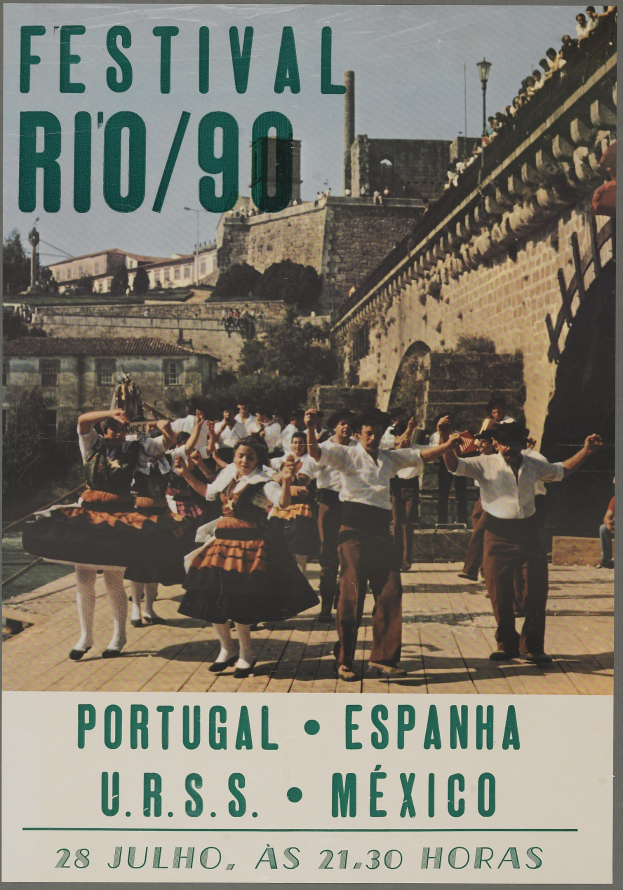 Festival Rio/90-Plakat mit tanzenden Menschen im Vordergrund und Geb├Ąuden, B├Ąumen und einem klaren blauen Himmel im Hintergrund sowie Text unten.