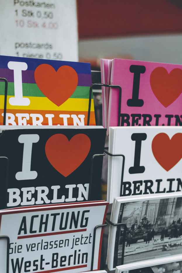 Ein Gestell mit Büchern und Plakaten mit der Aufschrift "Ich liebe Berlin" vor einem leicht unscharfen Hintergrund.