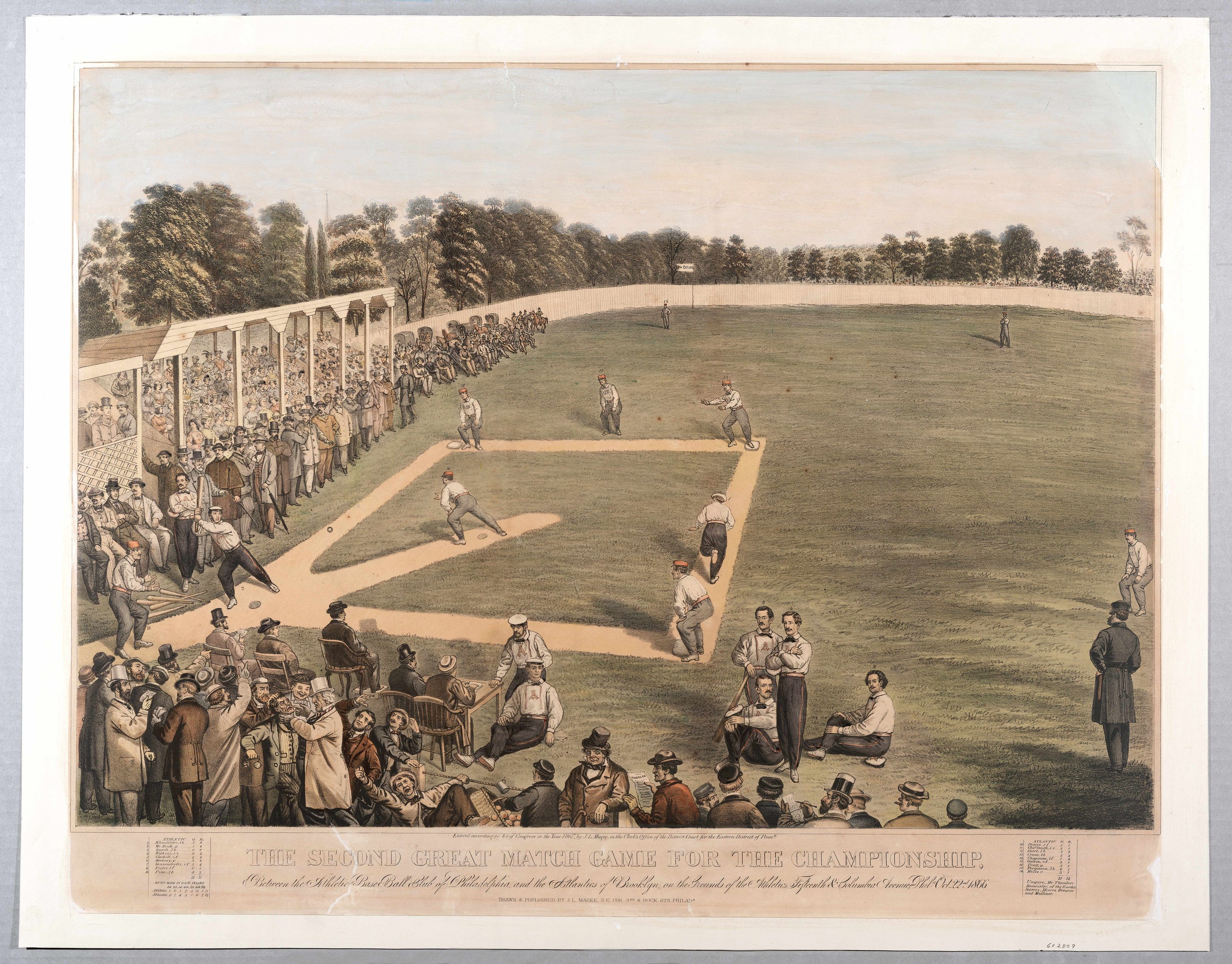 Gruppe von Menschen, die Cricket auf einem grünen Feld mit Bäumen im Hintergrund und einem klaren blauen Himmel spielen, Text unten lautet "Das zweite große Meisterschaftsspiel".
