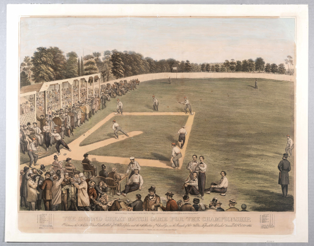 Gruppe von Menschen, die Cricket auf einem grünen Feld mit Bäumen im Hintergrund und einem klaren blauen Himmel spielen, Text unten lautet "Das zweite große Meisterschaftsspiel".