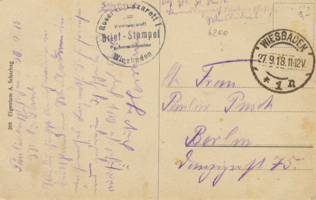 Alte Postkarte mit einem lila Stempel, auf dem "Wiesbaden, Deutschland - 1. Weltkrieg" steht und zusätzlichem handgeschriebenen Text.