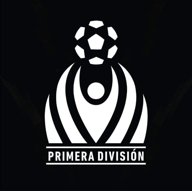 Schwarzer und weißer Fußball mit "Primera Division" in fetter weißer Schrift darüber, in einem weißen Kreis mit schwarzem Rand auf schwarzem Hintergrund.
