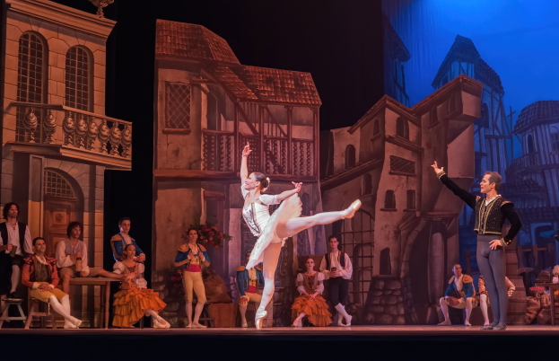 Zwei Tänzer performen auf der Bühne der Royal Opera House in London, mit einem Publikum, das sitzt und steht.
