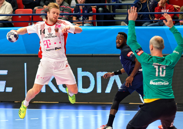 Männer bei einem Handballspiel auf einem Feld während des Futsal-Weltmeisterschaftsspiels 2019 zwischen Bayern München und Paris Saint-Germain mit Zuschauern im Hintergrund.