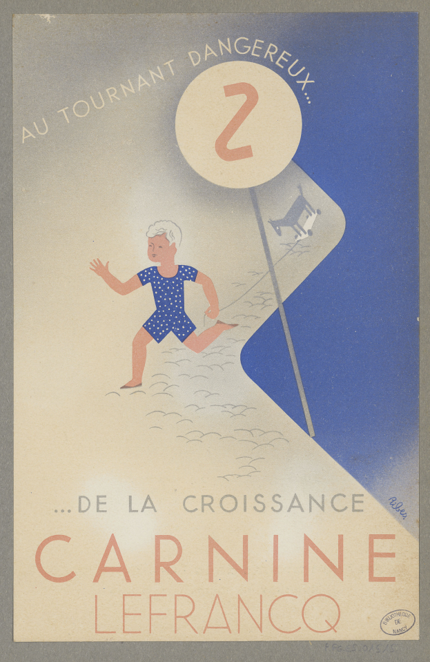 Eine Person in einem leuchtend gelben Kleid lächelt breit in der Mitte eines Karnevalplakats, umgeben von der Schrift "Karneval" in fetter schwarzer Schrift.