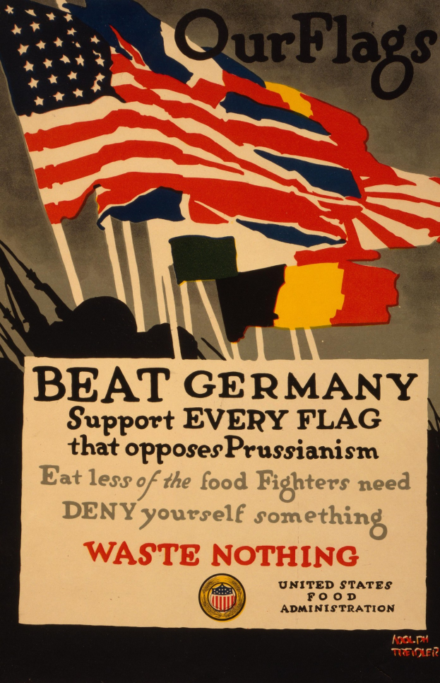 Ein Plakat mit einer roten, weißen und blauen Flagge mit einem weißen Stern, begleitet von fettgedrucktem schwarzem Text, der "Unsere Flaggen schlagen Deutschland - Unterstützt jede Flagge, die gegen Preußentum kämpft" in einem weißen Rand liest.