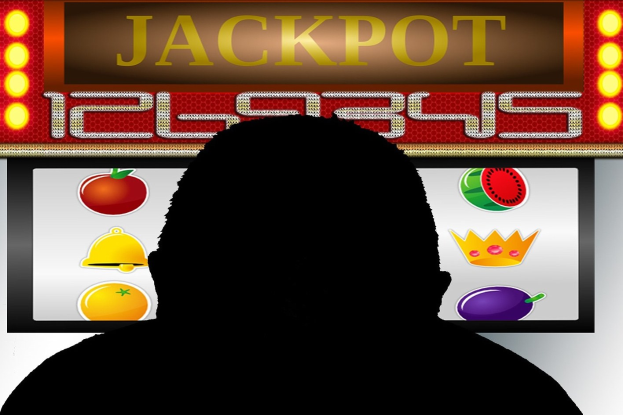 Ein Mann spielt an einem Slot-Automaten mit der Aufschrift "Jackpot", umgeben von einer Tafel mit Text und Obstbildern, die auf ein Online-Casinospiel hinweist.